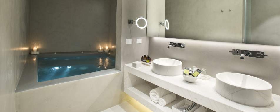 Grace Suite bathroom plunge pool - Grace Santorini 