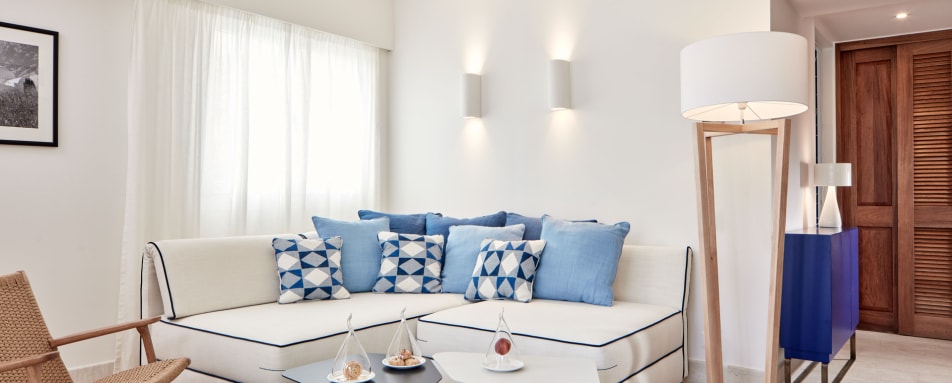 Island Suite Private Heated Pool Living Room 