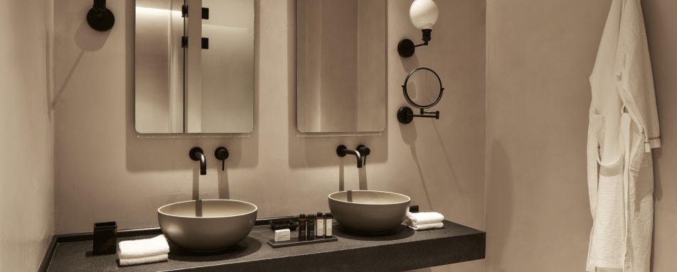 Junior Suite Private Pool Bathroom 