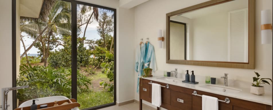 2 BDRM Beachfront PV Bathroom 