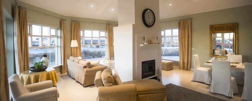 Large apartment fireplace - Hotel Grimsborgir