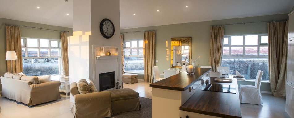 Deluxe Apartment - Living area with fire place