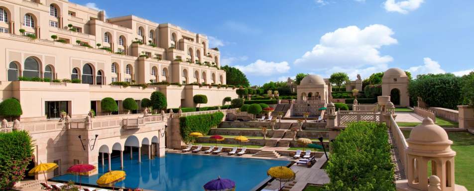Outdoor pool & lounge area - The Oberoi Amarvilas