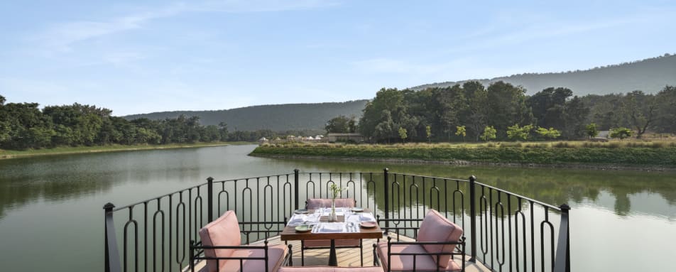 Outdoor dining space - Oberoi Rajgarh  