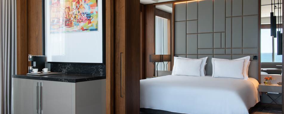 Executive SuiteBedroom and Coffee 