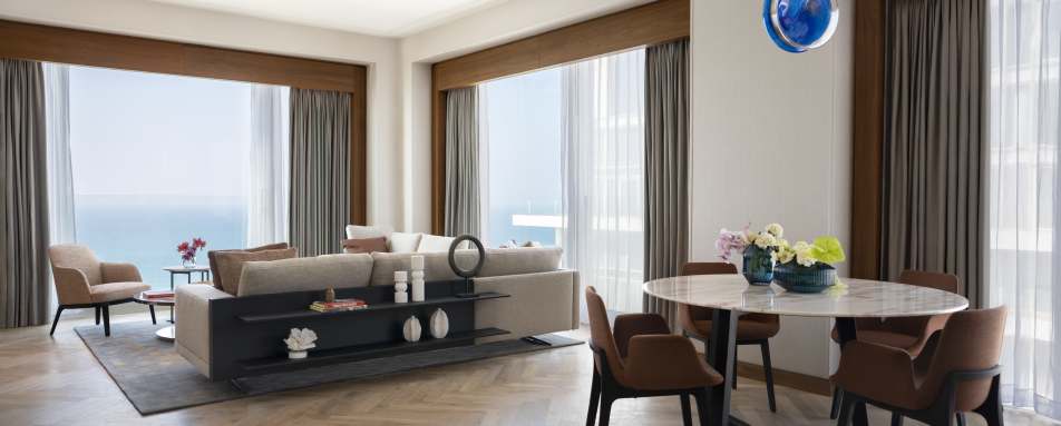 Grand Panorama SuiteDining Table 