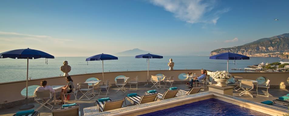 Pool view - Bellevue Syrene