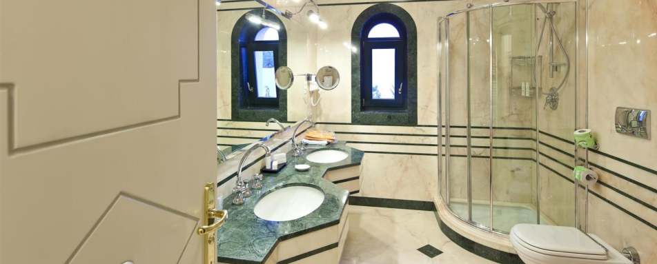 Junior Suite bathroom - Garden and Villas Resort