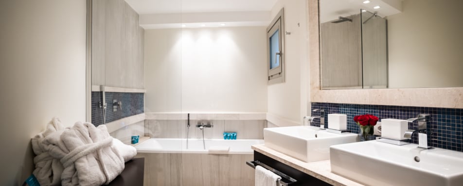 Luxury Bungalow Bathroom 