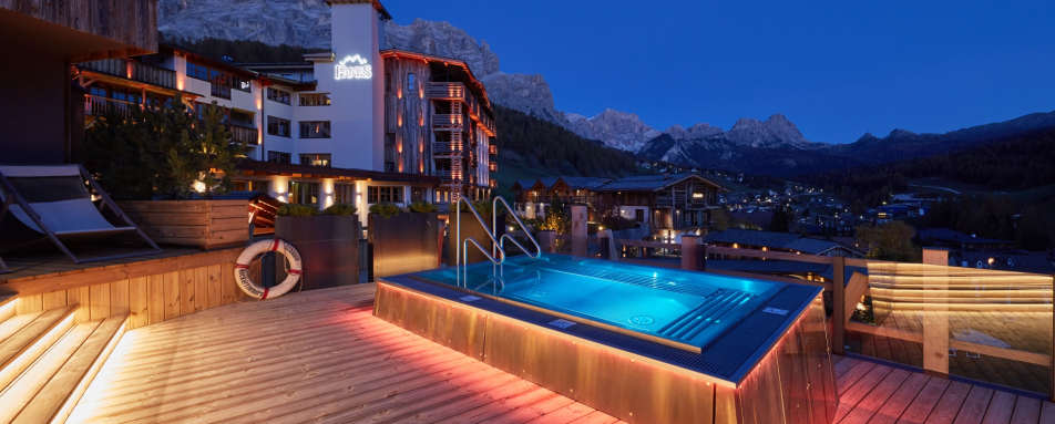 Jacuzzi on Sky Pool platform - Hotel Fanes