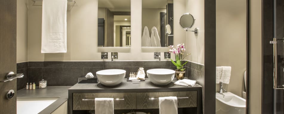 Junior Suite Bathroom 