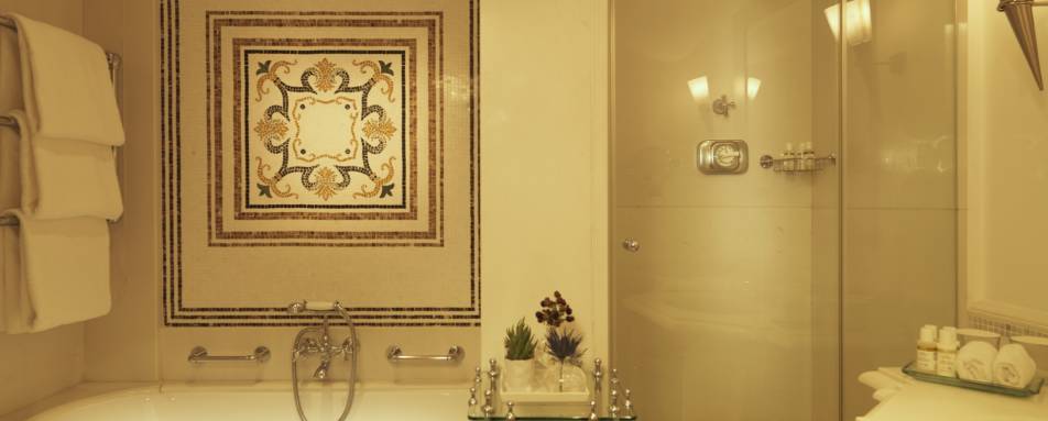 Deluxe Room bathroom