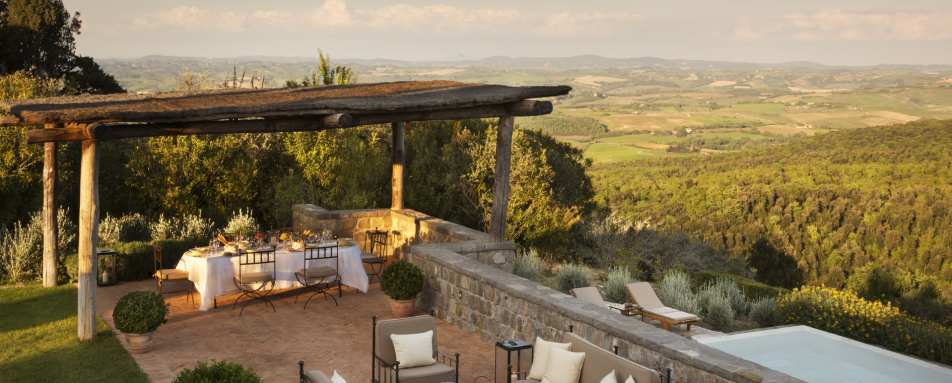 Villa outdoor dining - Rosewood Castiglion del Bosco