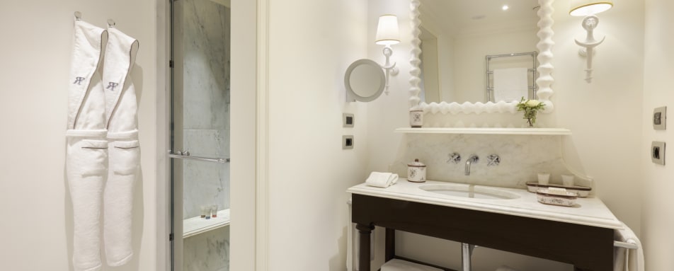 Deluxe Room Bathroom 