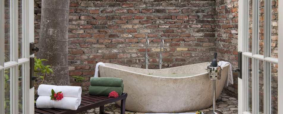 Fern Tree Spa Hot Bath - Half Moon