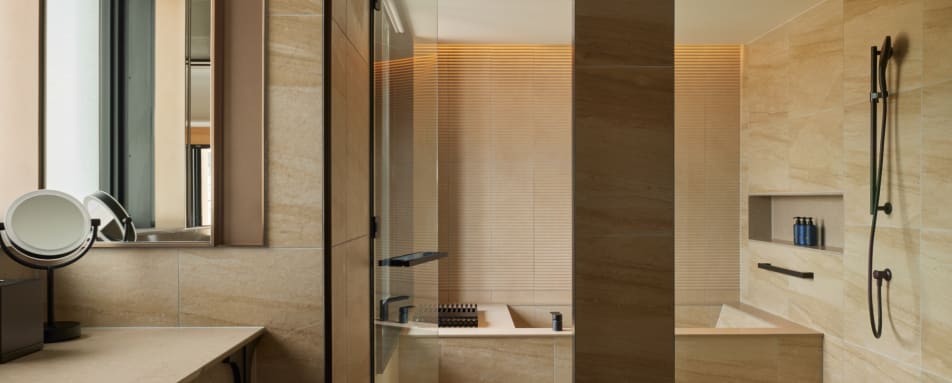 -corner-suite-bathroom 