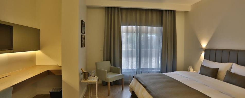 Executive Room with Terrace - Al Qasr Metropole