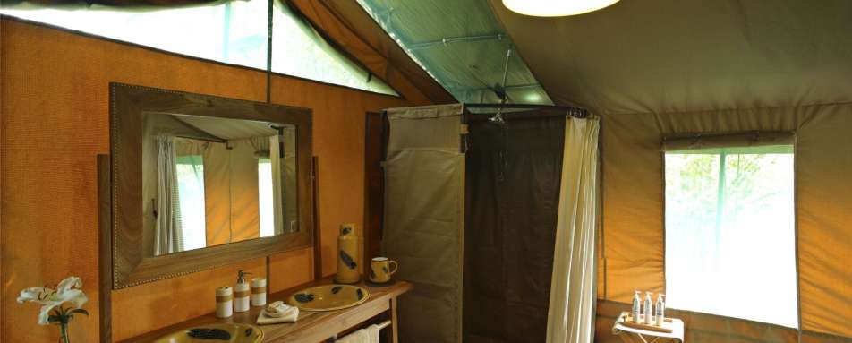 Bathroom in a guest tent - Rekero Camp