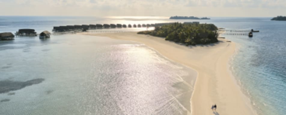 SandbankCouple walkingsunrise 