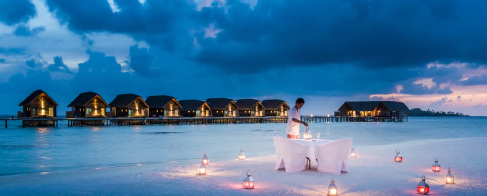 CandlelitBeachDinner 