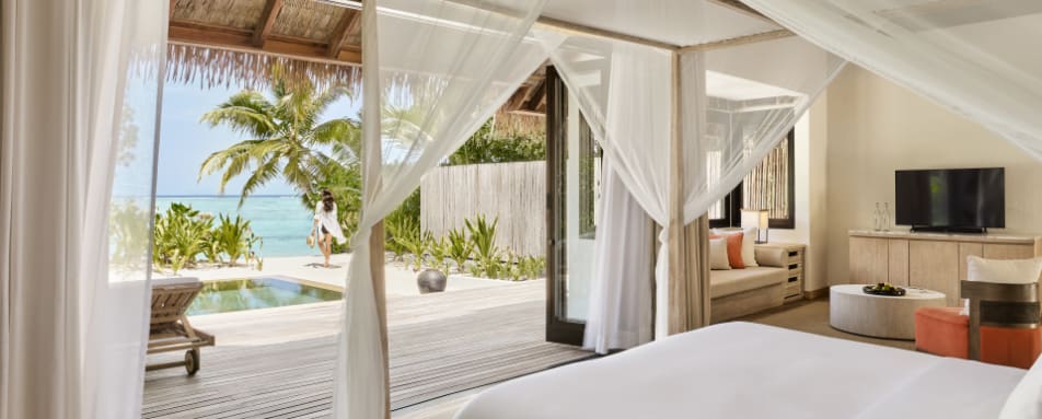 Beach Suite - Bedroom Looking to View 