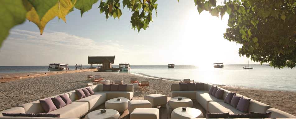 Manta Bar Beach - Constance Moofushi