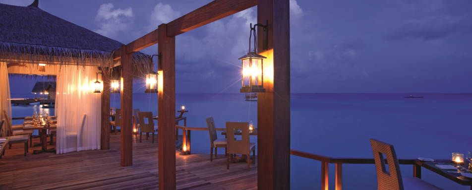 Manta Bar Deck - Constance Moofushi