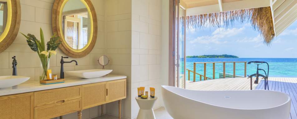 Water Pool Villa Bathroom - Milaidhoo