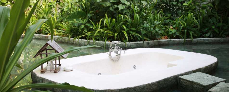 Crusoe Suite outdoor bathtub  - Soneva Fushi 