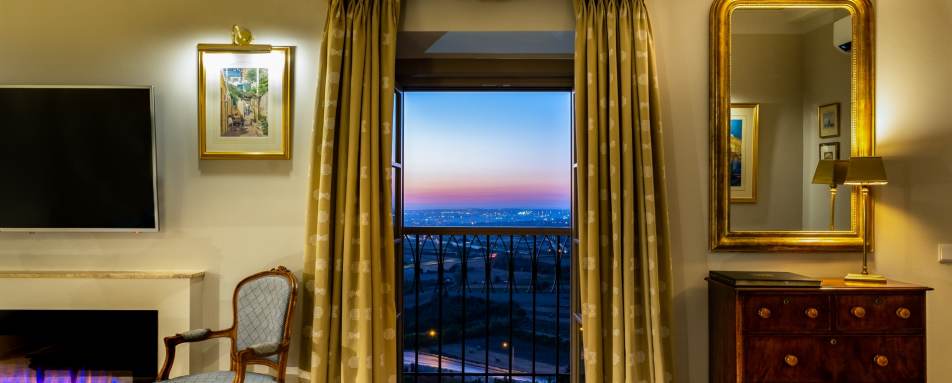  Executive Suite with Panoramic View  