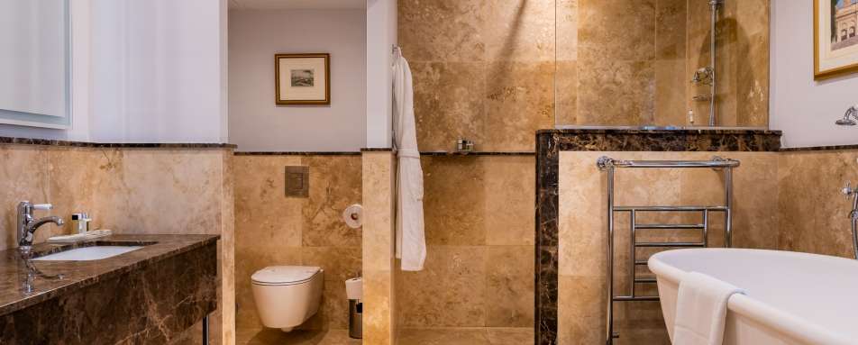  Executive Suite with Panoramic View -bathroom 