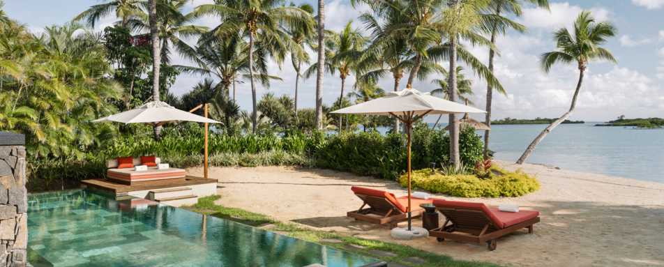 Villa pool and beach 