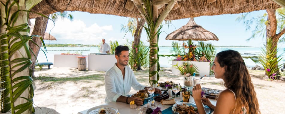 Ilot Mangnie - Lunch at beach restaurant 