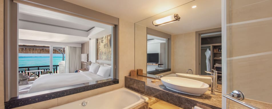 Coral Beachfront Room - King Bathroom 