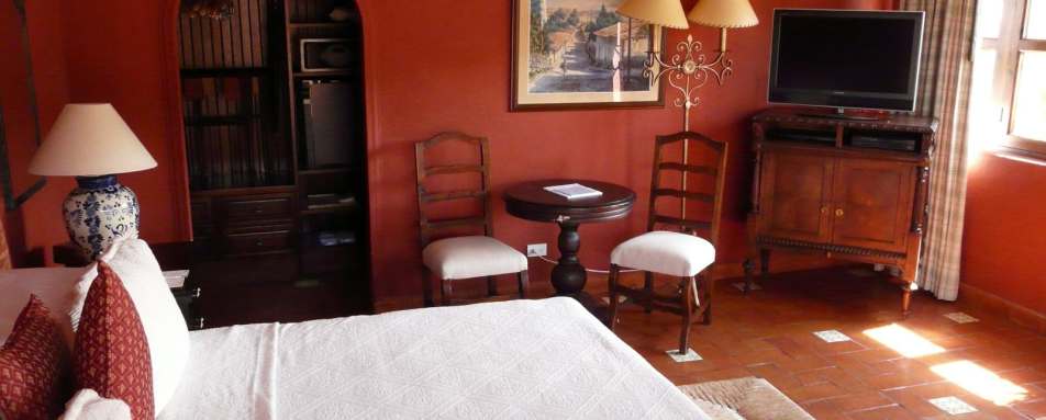 Colonial Bedroom  - Casa de Sierra Nevada