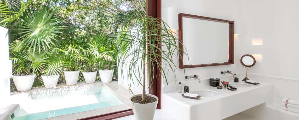 Jungle Suite bathroom and plunge pool - Hotel Esencia