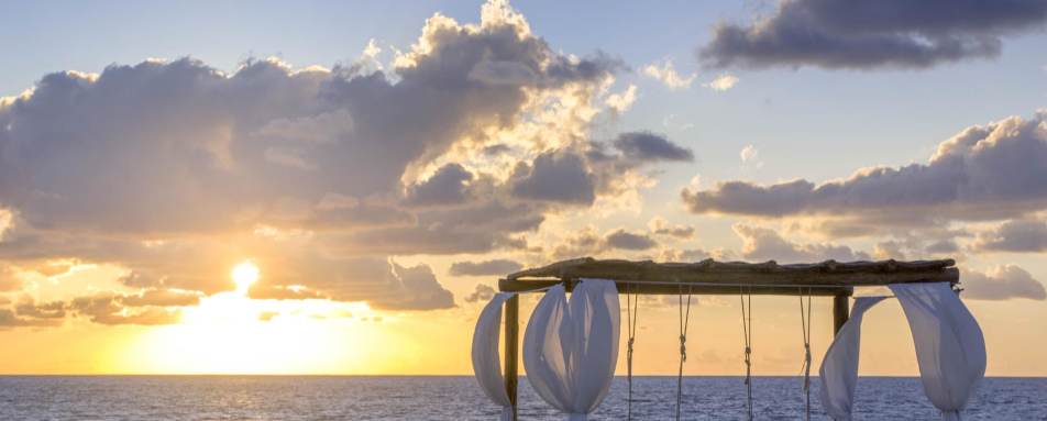 Beach hanging beds - Hotel Guaycura