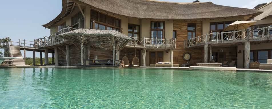 Outside view with pool - Colina Verde