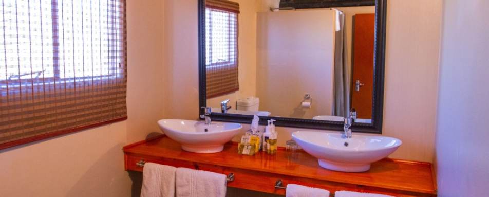 Camelthorn Kalahari Lodge - bathroom