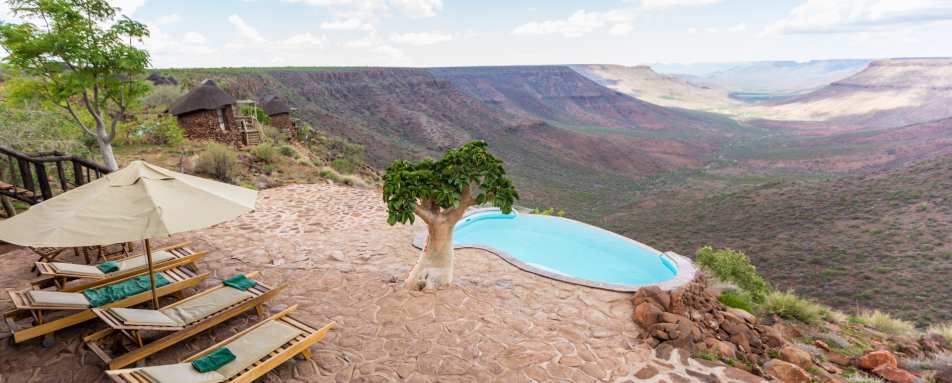 Swimming pool and view 