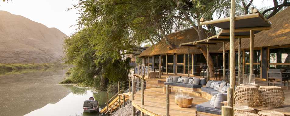 Lodge overlooking river - 