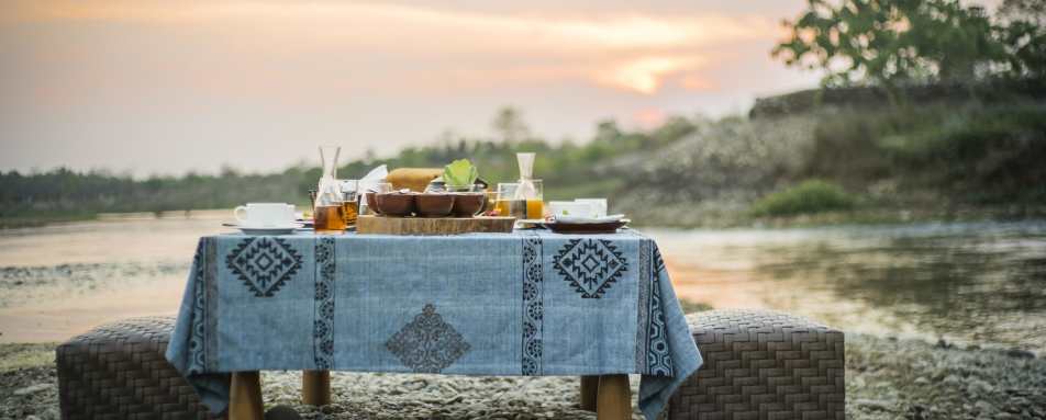 Breakfast in the park - Meghauli Serai