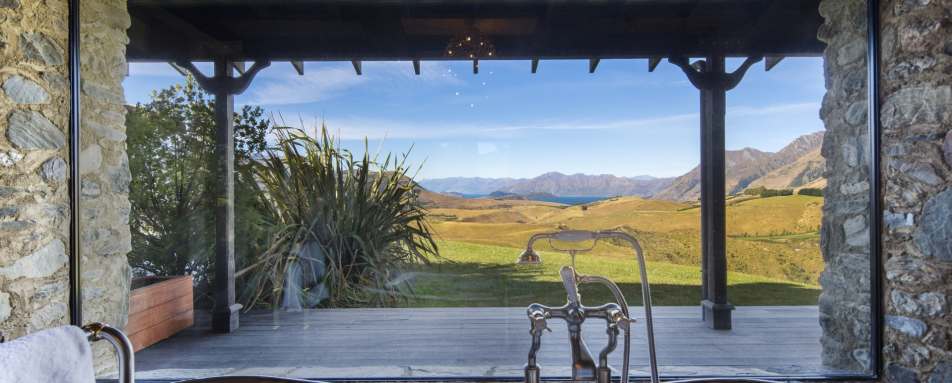 Bath Tub Views - Mahu Whenua Ridgeline Homestead & Eco Sanctuary