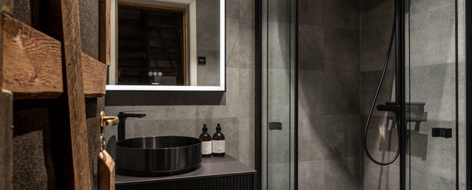 Basecamp Hotel - Bathroom 