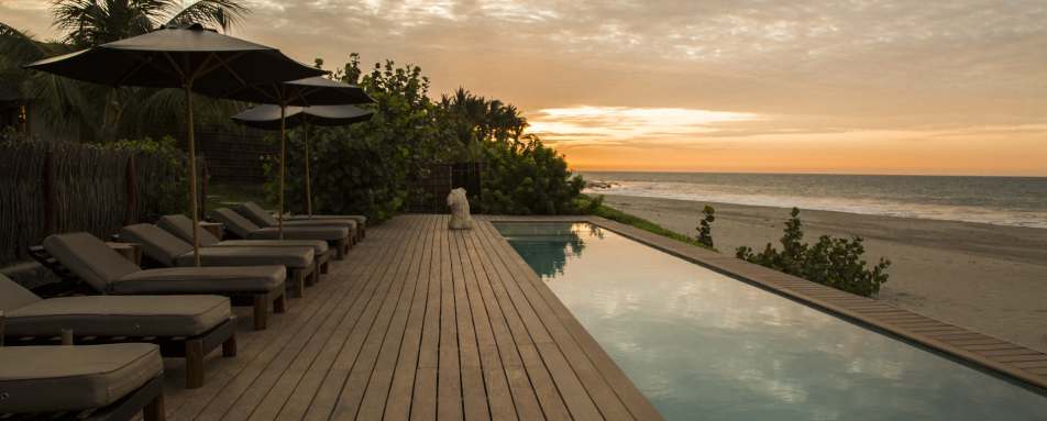 Pool and beach views - Kichic