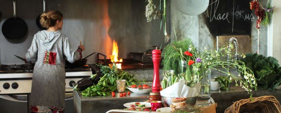 Cooking in the kitchen - Areias do Seixo 