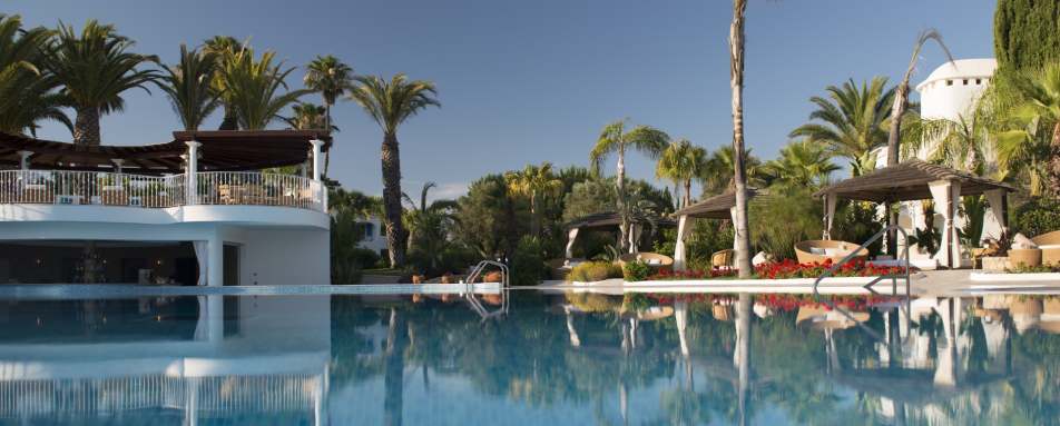 Oasis Parc Pool and Palm Bar 