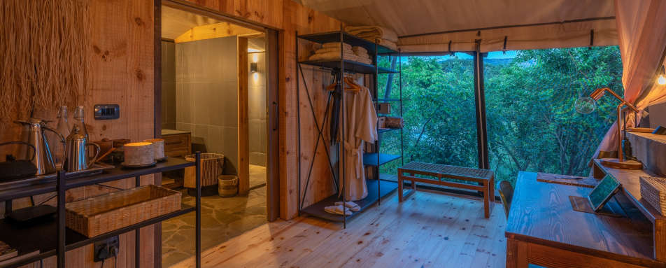 Interconnecting bathroom at Magashi Camp 