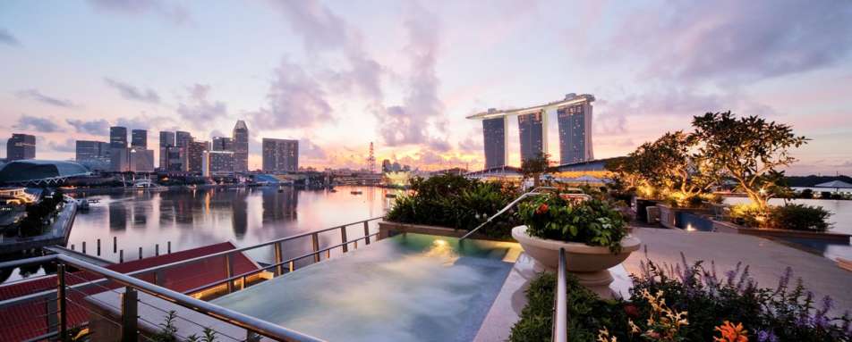 Jacuzzi on the roof - The Fullerton Bay