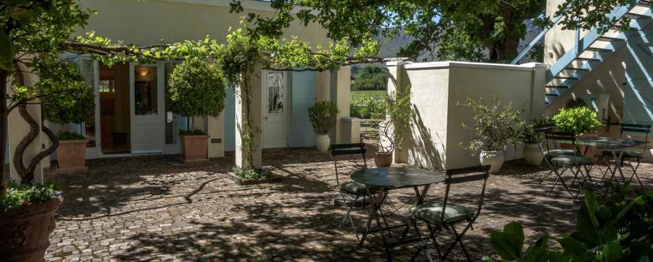 Breakfast courtyard - Auberge Clermont